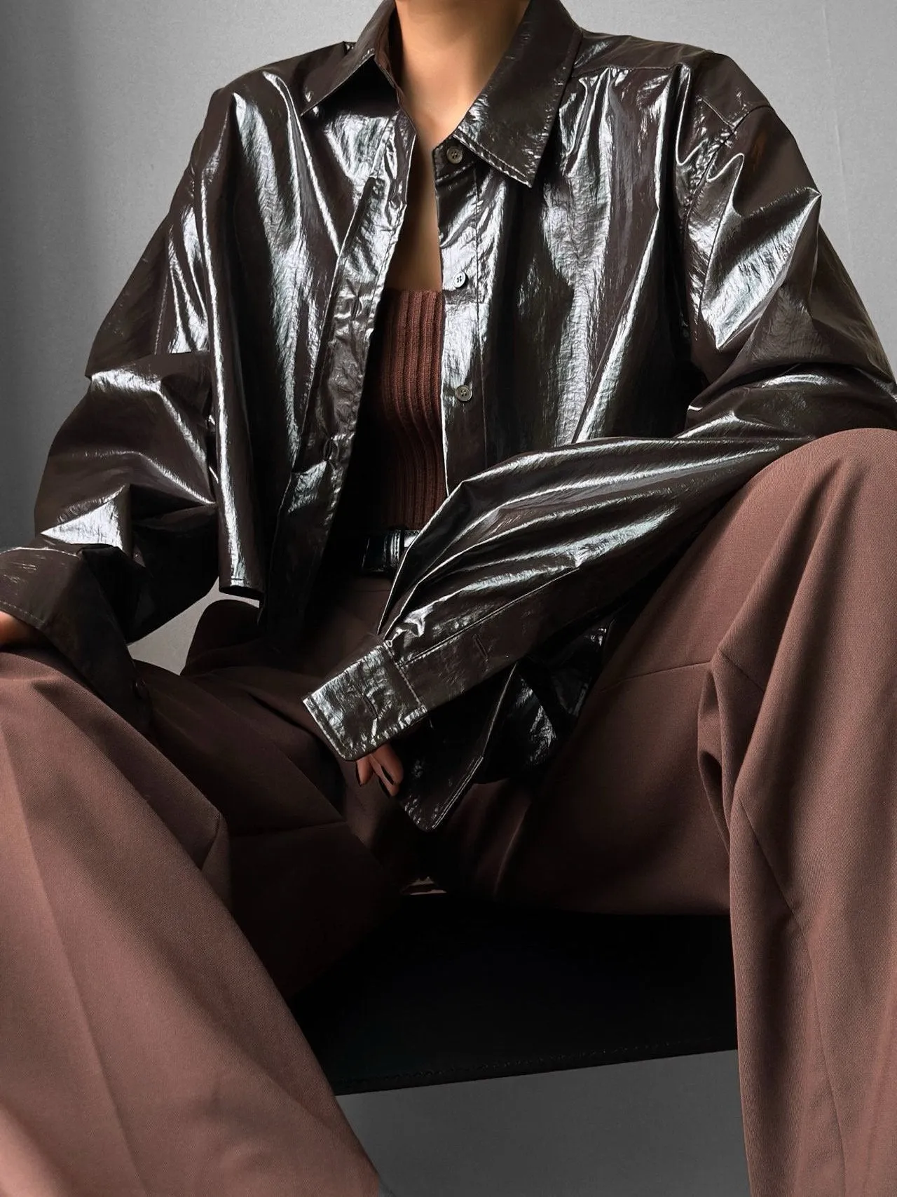 METALLIC FOIL CROPPED BUTTON DOWN SHIRT