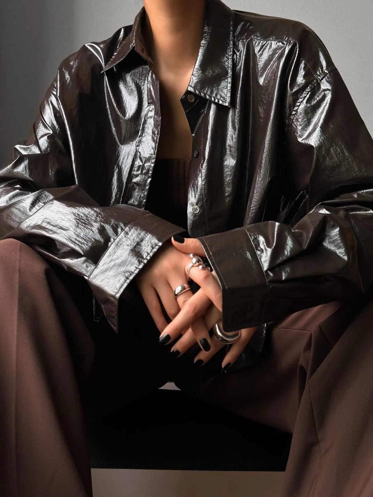 METALLIC FOIL CROPPED BUTTON DOWN SHIRT
